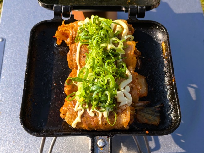 ピリ辛キムチが詰まったカリカリ豚肉ロール