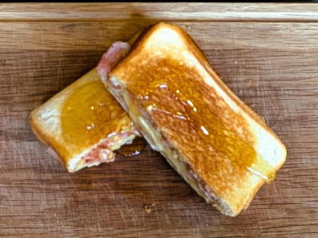 ホットサンドメーカーで作ったエルビスサンド バナナとピーナッツバターとベーコンのサンド