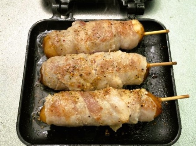 キャンプでホットサンドメーカーで作った人気のみたらし団子の肉巻き