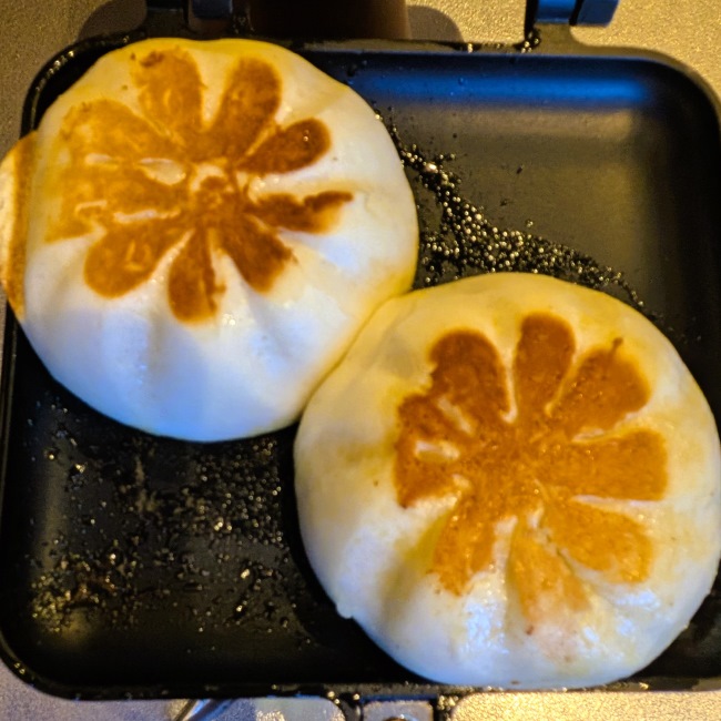 お皿に盛った焼き肉まん。冬キャンプにぴったりのあったかメニュー。