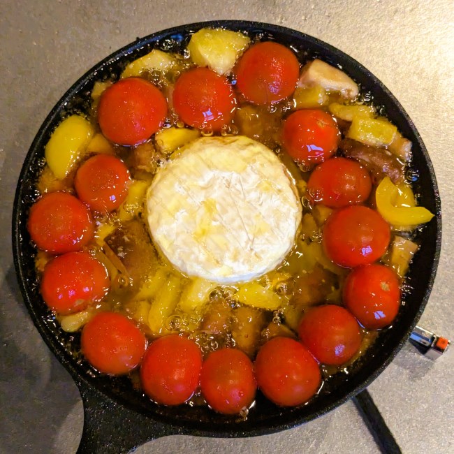 スキレットで作るキャンプで人気のカマンベールチーズのアヒージョ