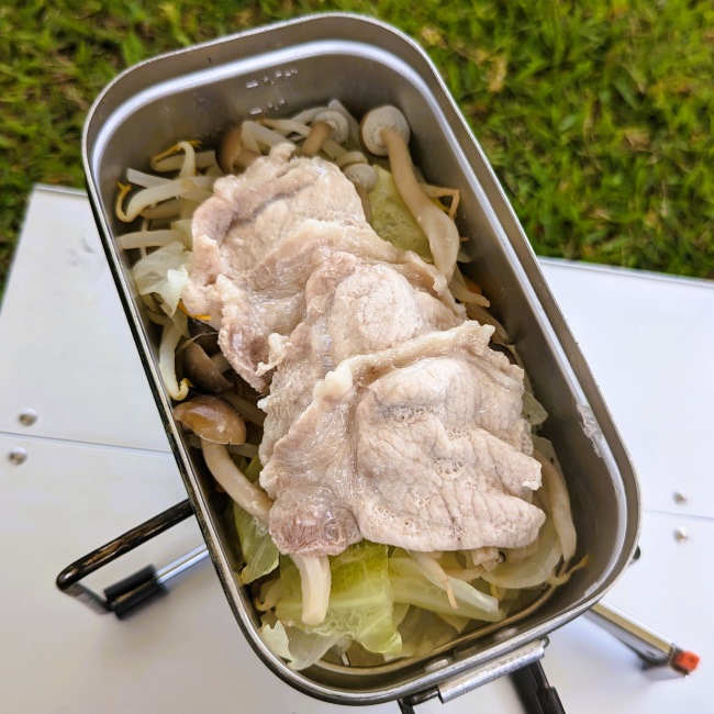 キャンプで寒い日に重宝するメスティンで作るヘルシー蒸し豚