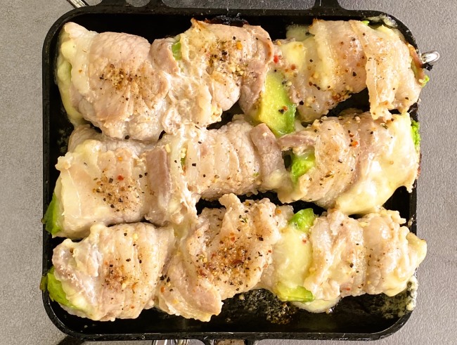 ホットサンドメーカーで作るアボカドとチーズの肉巻き