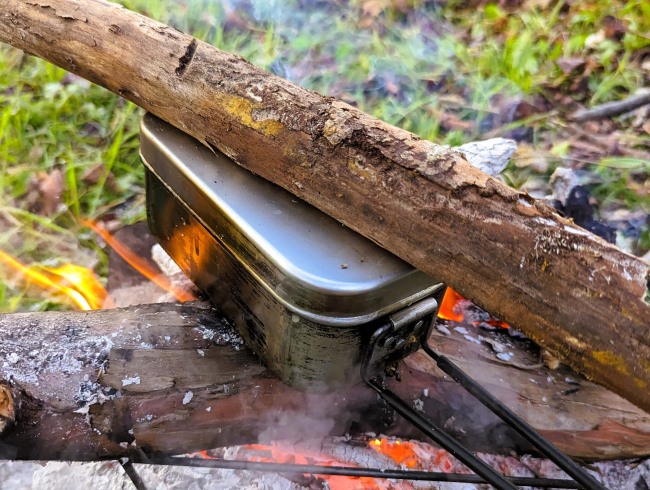 焚火で作るワイルドな鮭ごはん