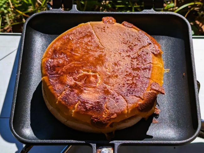 マクドナルドのダブルチーズバーガーをホットサンドメーカーでカリカリ焼いた状態