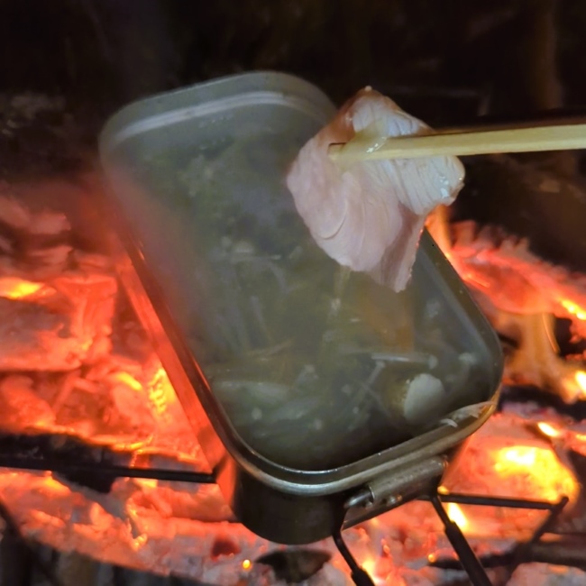 キャンプでプッチと鍋の素で作るブリしゃぶ