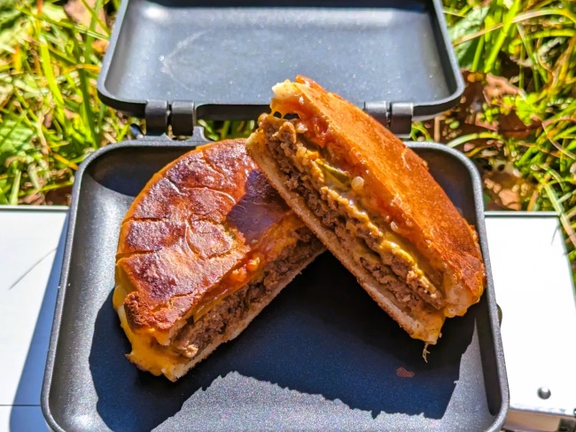 チーズバーガーの表面カリカリで中はチーズがとろーり