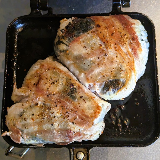 ホットサンドメーカーでコンビニおにぎりを使って作った肉巻きおにぎり