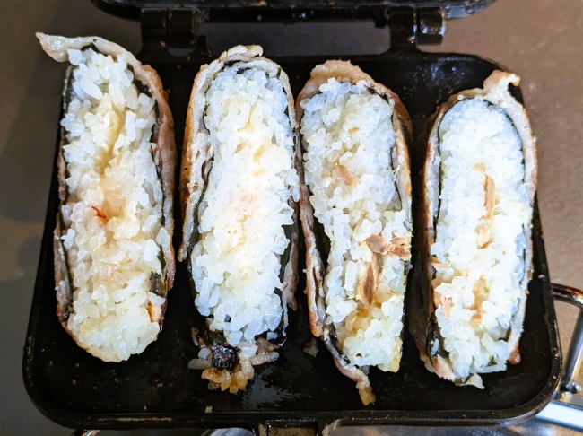 ツナマヨとエビマヨの断面が美味しそうな肉巻きおにぎり