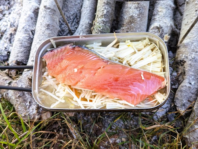 キャンプで作るワイルドな鮭ごはん
