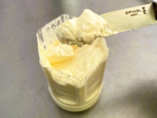 キャンプで子供と一緒に振って作る手作りバター