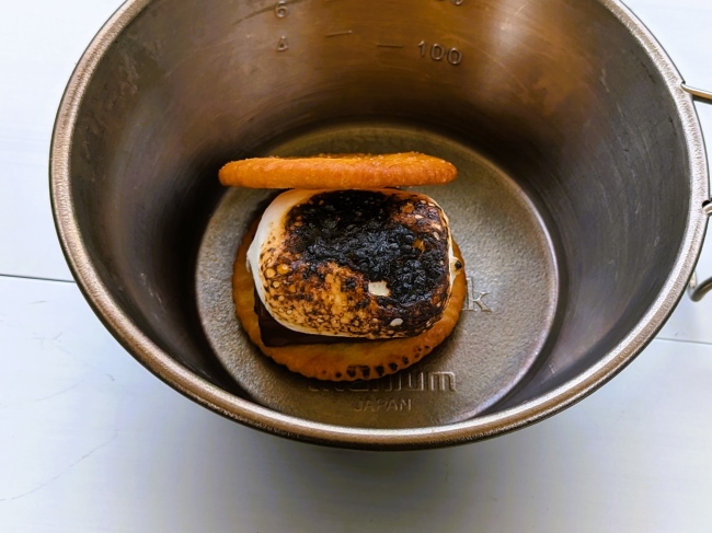 焚火でマシュマロを焼いて作ったスモア