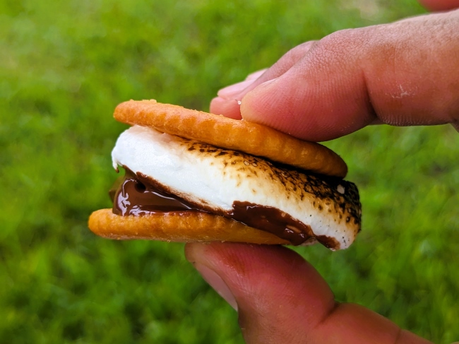 クラッカーにマシュマロとチョコを挟んだスモア