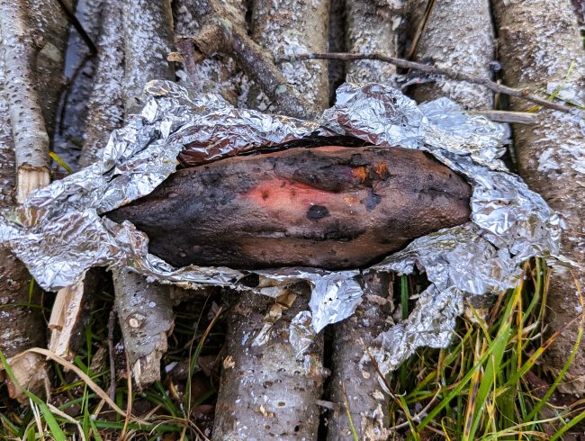 焚火でじっくり焼いて甘みが増した焼きいも