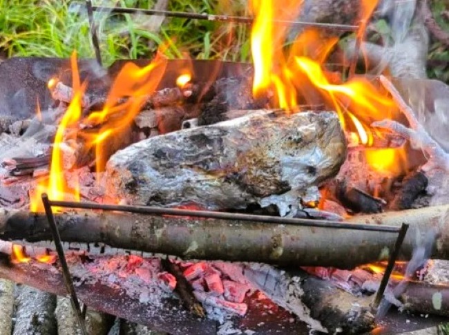 焚火の中で甘みを蓄える焼きいも