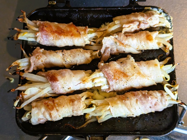 ホットサンドメーカーで作ったシャキシャキ食感が美味しいおつまみもやしの肉巻き