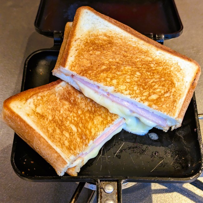 ホットサンドメーカーで中はとろーり外はカリっとしたハムとチーズのホットサンド