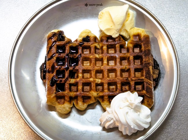 バニラアイスや生クリームをトッピングしたクロッフル