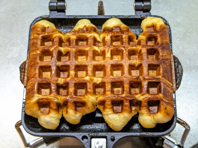 冷凍クロワッサンをワッフルメーカーで焼いたクロッフル