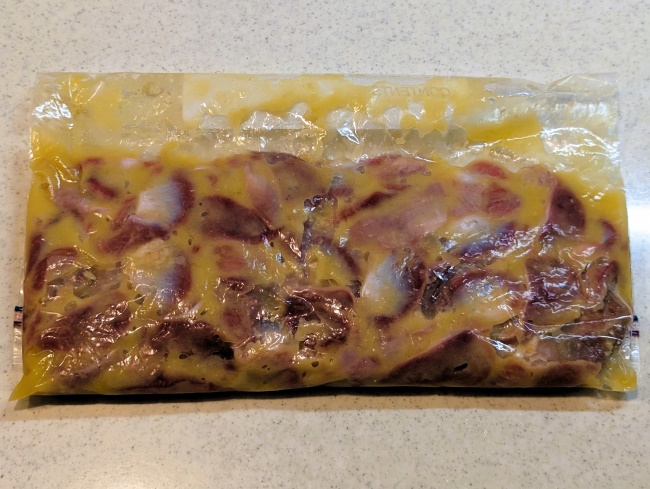 下処理した砂肝のコンフィを耐熱袋に入れた写真