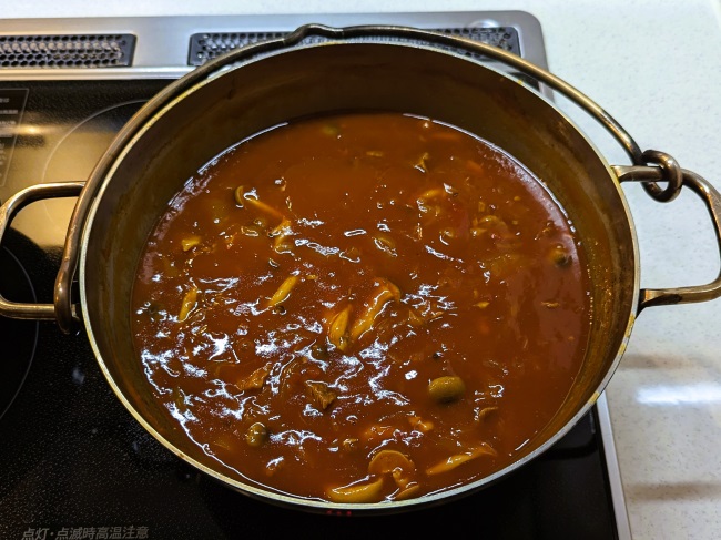 ダッチオーブンで煮込んだ鹿肉のハヤシライス