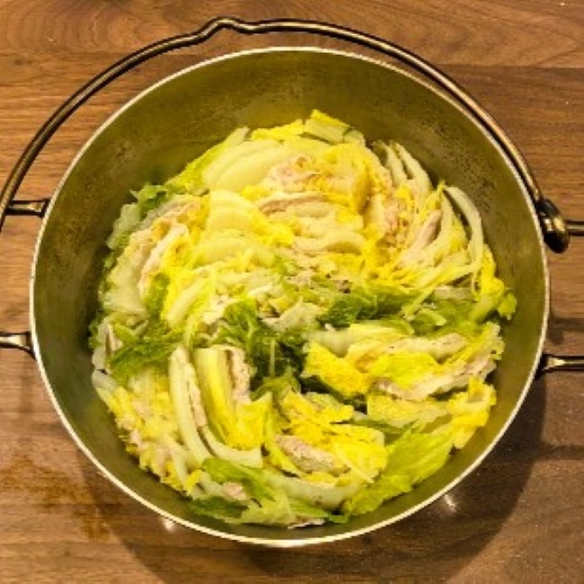 ダッチオーブンで煮込んだミルフィーユ鍋