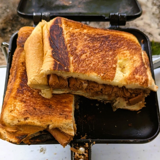 ホットサンドメーカーでカリカリに焼いたルマンドのホットサンド