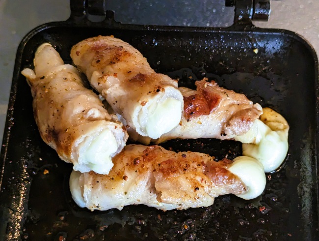 ホットサンドメーカーで作ったさけるチーズの肉巻き