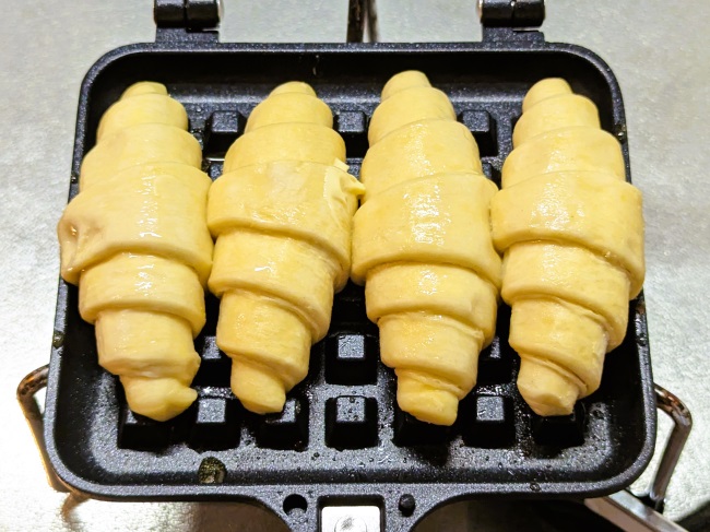 冷凍クロワッサンをワッフルメーカーで焼く