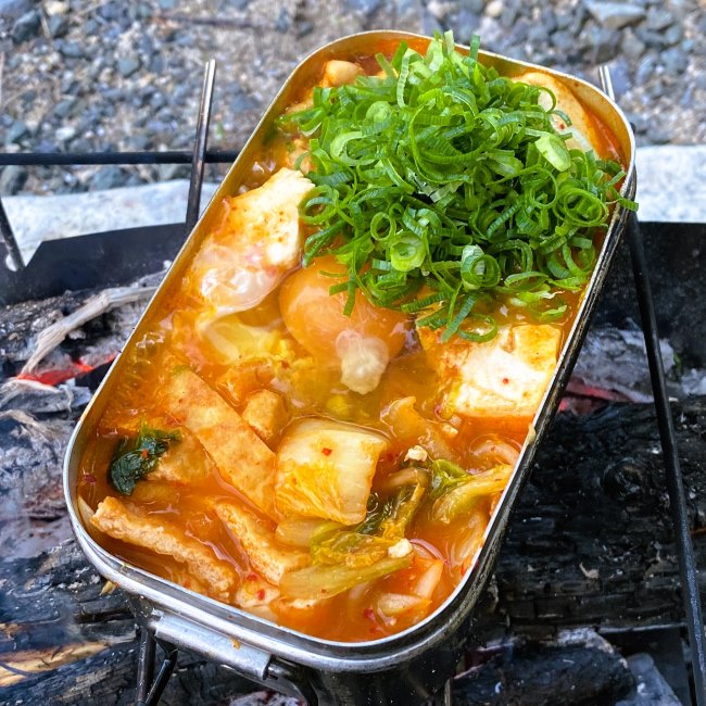 焚火で作る煮込むだけで簡単に作れるキムチ鍋