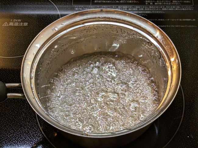 砂糖を煮詰めて飴にする