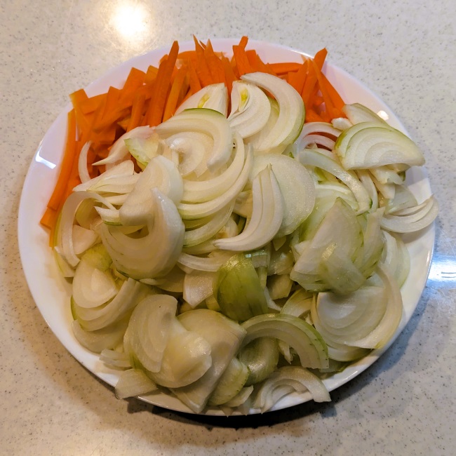 玉ねぎとにんじんを切った写真