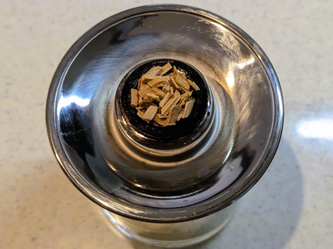 カクテルスモーカーキットにサクラチップをのせる