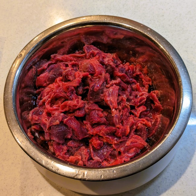 スライスした鹿肉