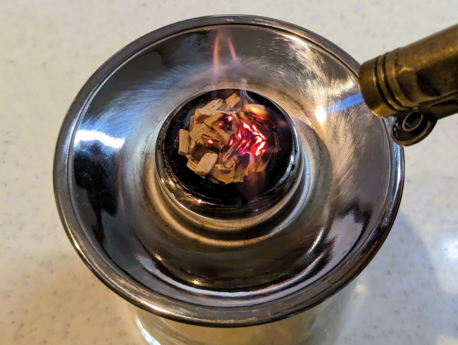 サクラチップをバーナーで燻す