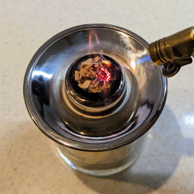 カクテルスモーカーキットに入ったサクラチップを燻す