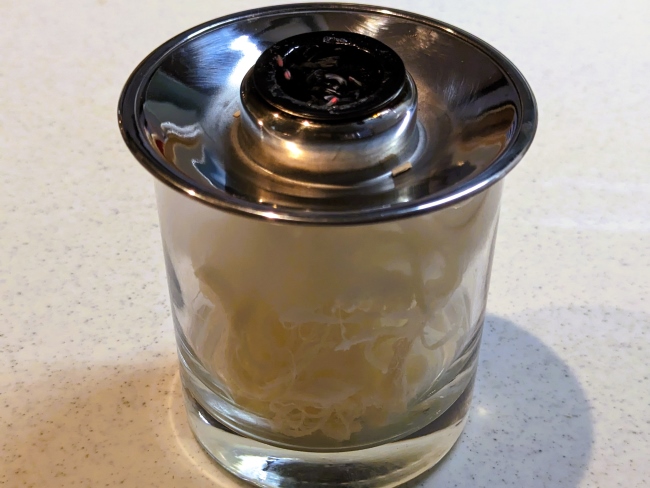 サクラチップを燻した煙が充満する