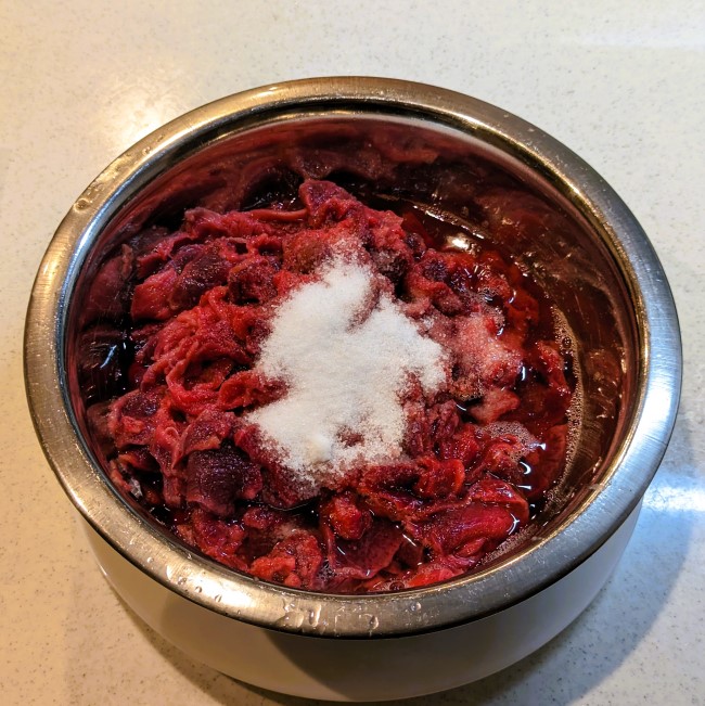 血抜きをしている鹿肉