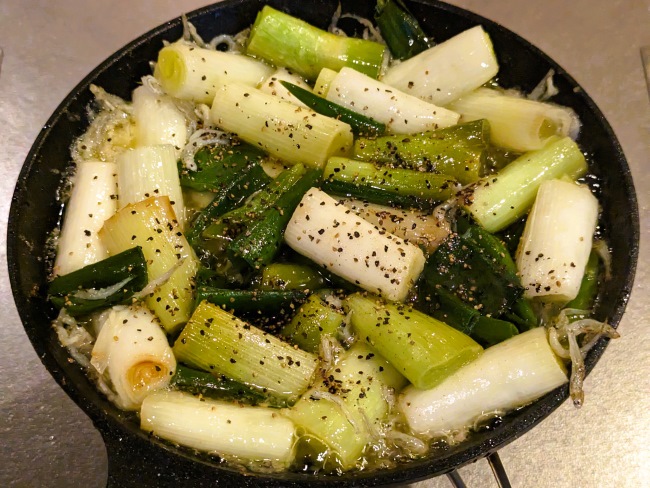 スキレットで作る長ネギとしらすのアヒージョ
