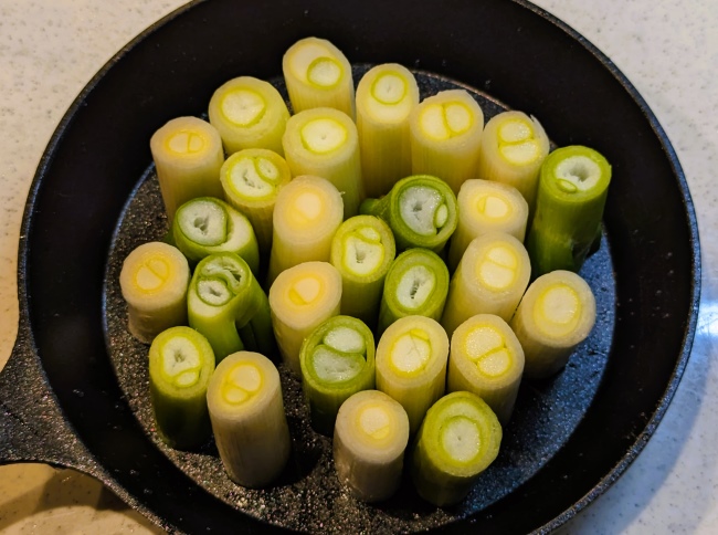 切った長ネギをスキレットに縦に並べる