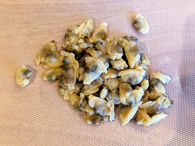 スンドゥブチゲ用のあさりを用意する