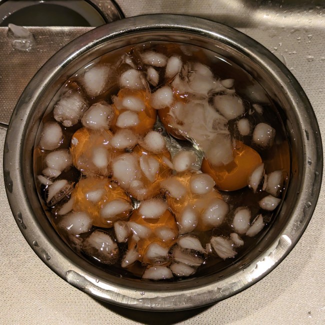 氷水で直ぐに冷やした茹で卵