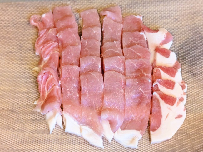 スンドゥブチゲの豚肉を切る
