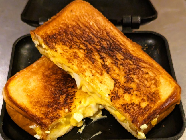 ホットサンドメーカーで作ったこんがり焼けた卵のホットサンド