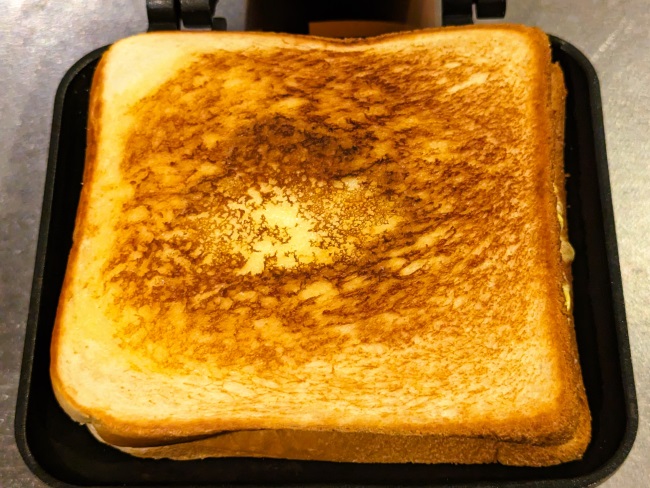 こんがり焼けた卵のホットサンド