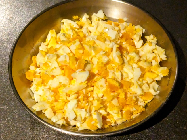 粗切りした茹で卵