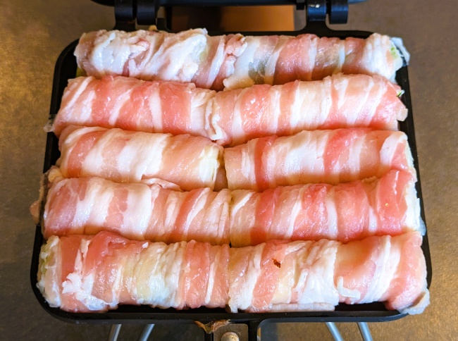 ホットサンドメーカーに並べた長ネギの肉巻き