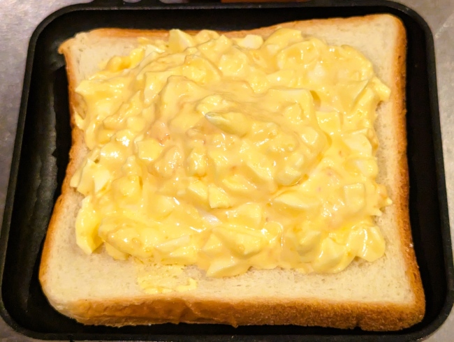 卵クリームをたっぷりのせたパン