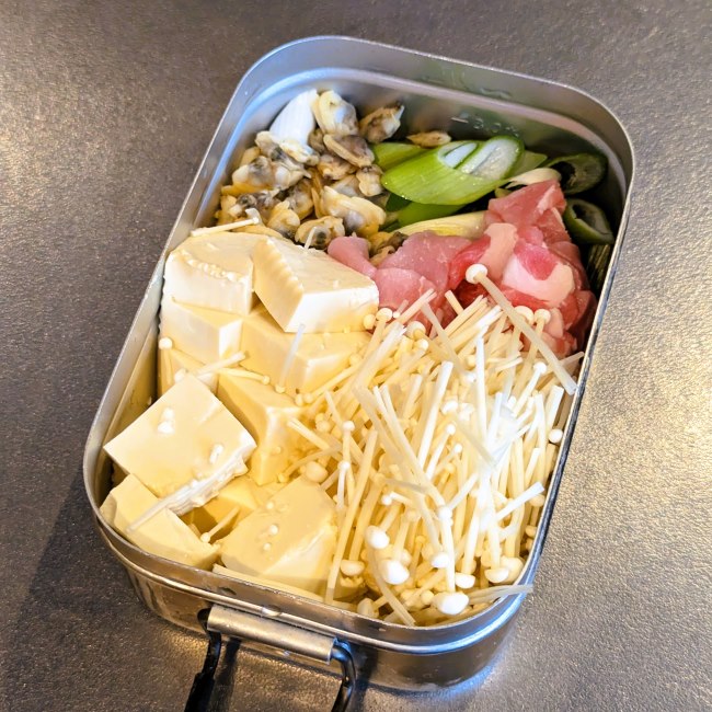 メスティンにスンドゥブチゲようの具材を入れる