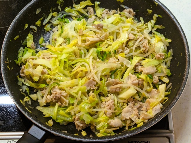 キャベツともやしと豚肉を焼いてとん平焼きを作る